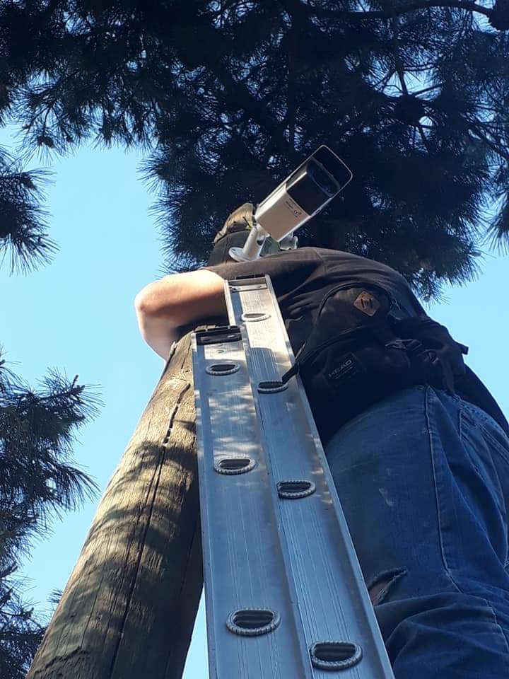 Técnico HDCAM instalando cámara en poste
